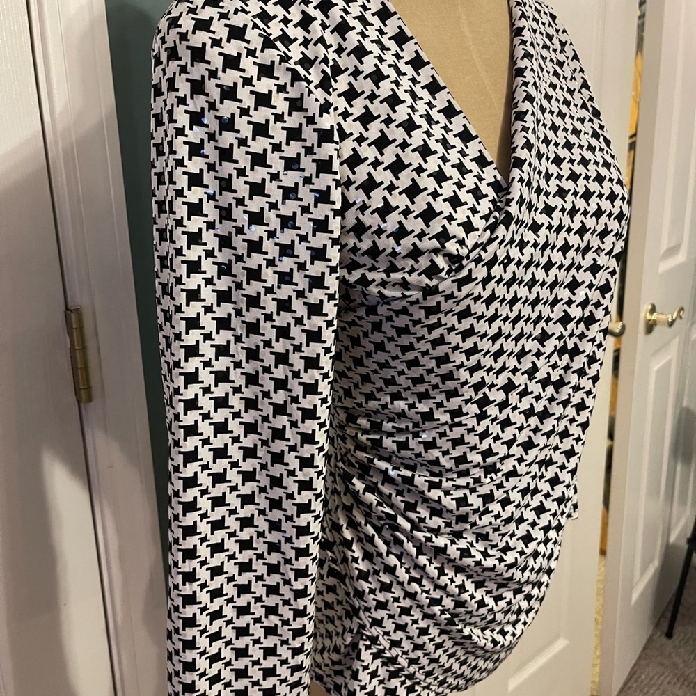 Chic Black and White Women's Blouse - Picture 2 of 8